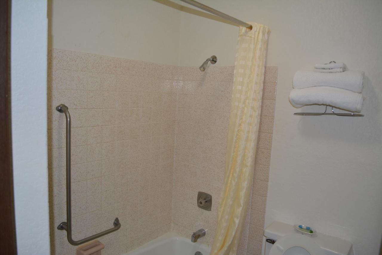 Bloomer Inn & Suites المظهر الخارجي الصورة