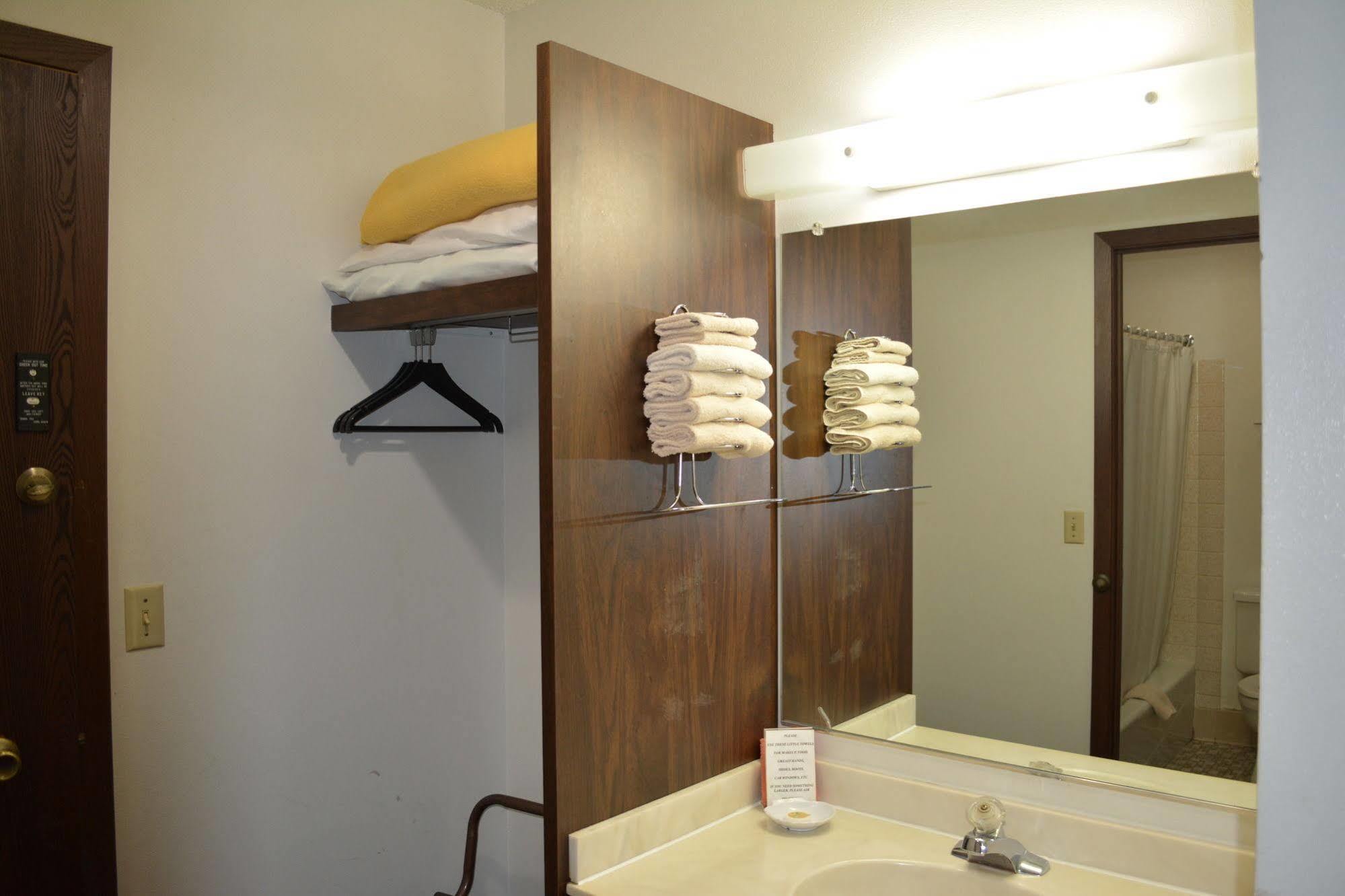 Bloomer Inn & Suites المظهر الخارجي الصورة
